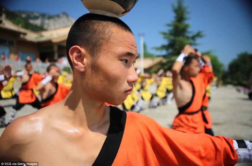 Name:  Shaolin monks train under the scorching sun with a bowl on their heads-002-yanchenwuguan-com.jpg
Views: 1357
Size:  65.5 KB
