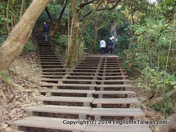 Name:  kaohsiung-monkey-mountain-temple-wood-stairs-route.jpg
Views: 1412
Size:  60.3 KB